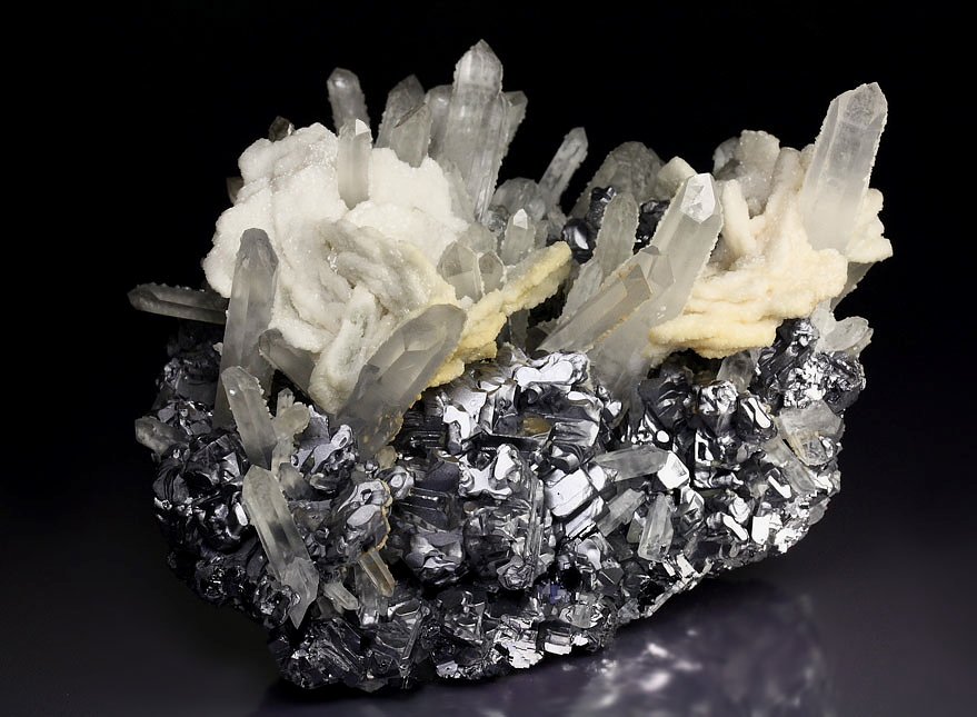 new find - GALENA SPINEL LAW TWIN, flowers CALCITE, QUARTZ