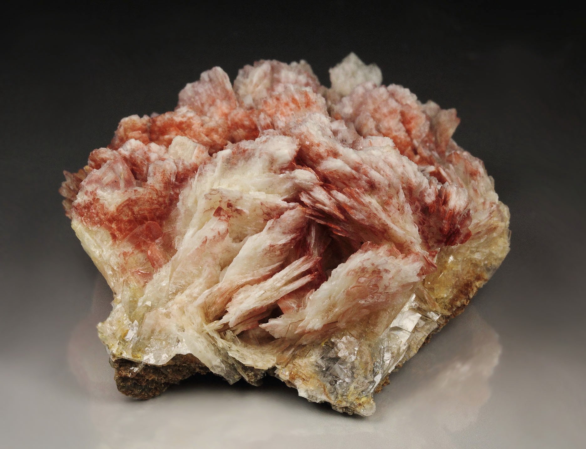 BARYTE with REALGAR inclusions