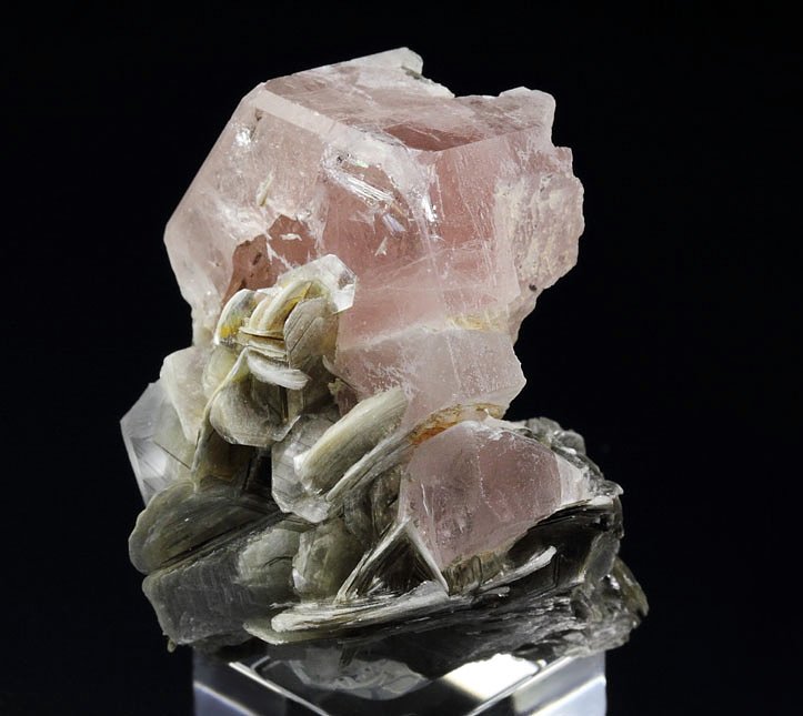 gem FLUORAPATITE, MUSCOVITE