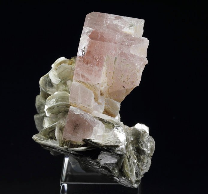 gem FLUORAPATITE, MUSCOVITE