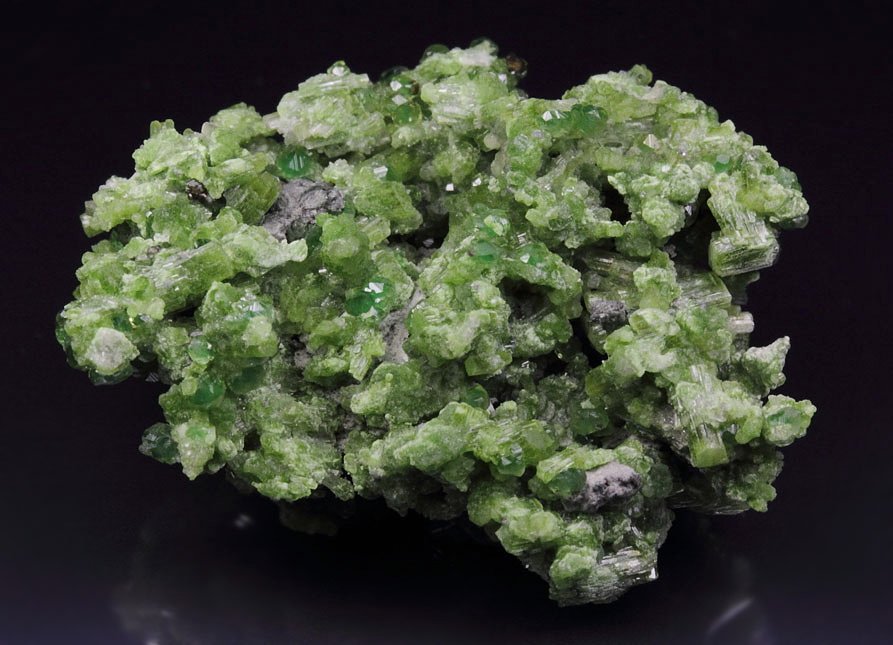 DIOPSIDE, GARNET var. GROSSULAR with GREEN CHROMIAN PHANTOMS