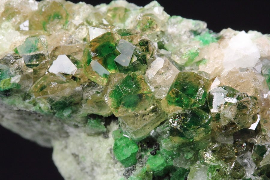 gem GARNET var. GROSSULAR with GREEN CHROMIAN PHANTOMS