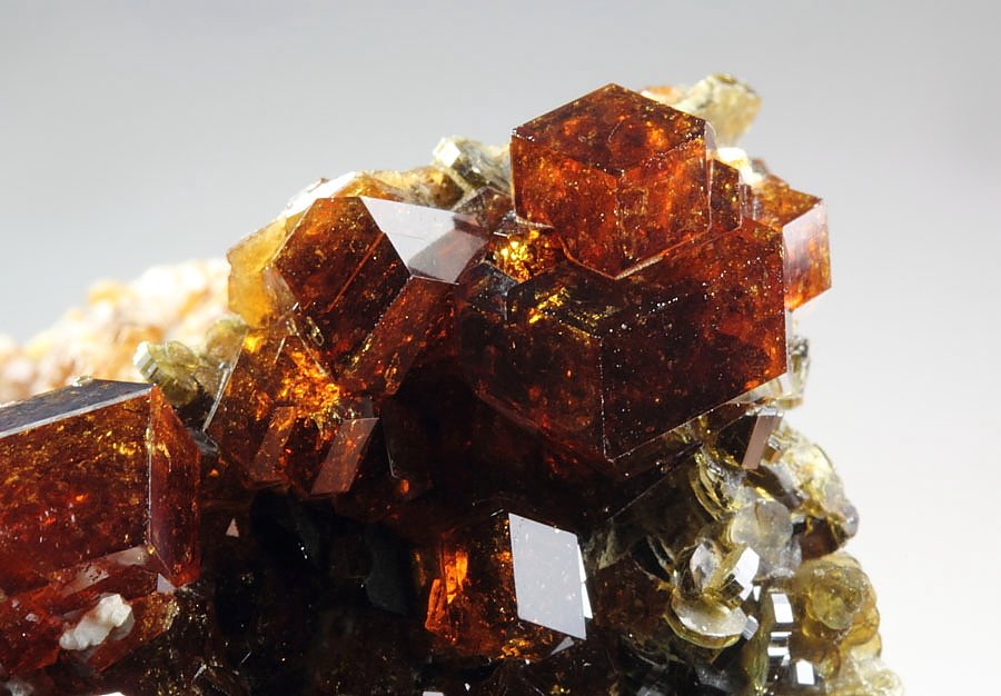 gem GARNET var. SPESSARTINE, VESUVIANITE, ALBITE