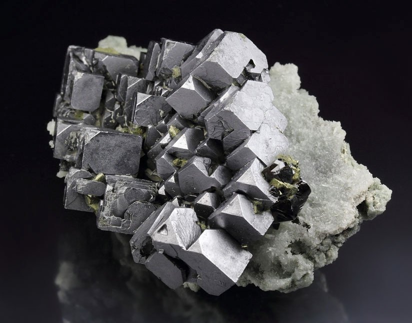 skeletal GALENA, CHALCOPYRITE, SPHALERITE, QUARTZ