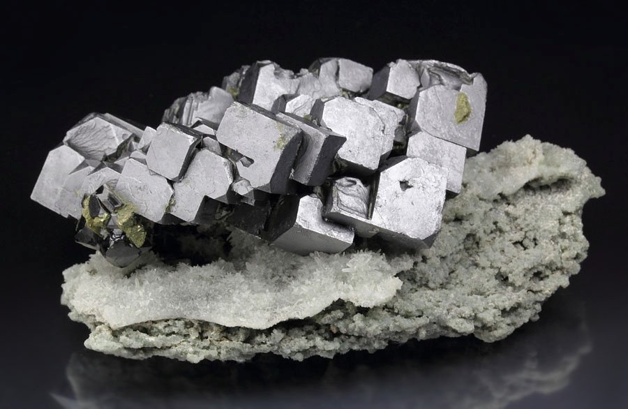 skeletal GALENA, CHALCOPYRITE, SPHALERITE, QUARTZ