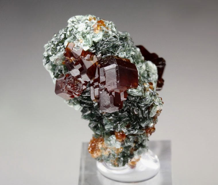 gem GARNET var. HESSONITE, CLINOCHLORE