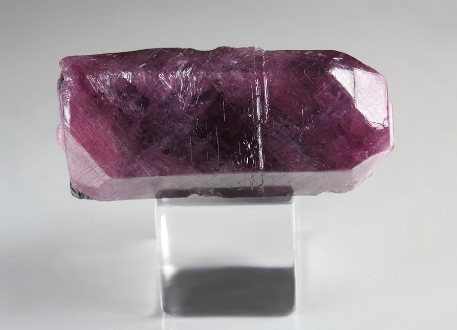 bi-terminated CORUNDUM var. RUBY, MUSCOVITE