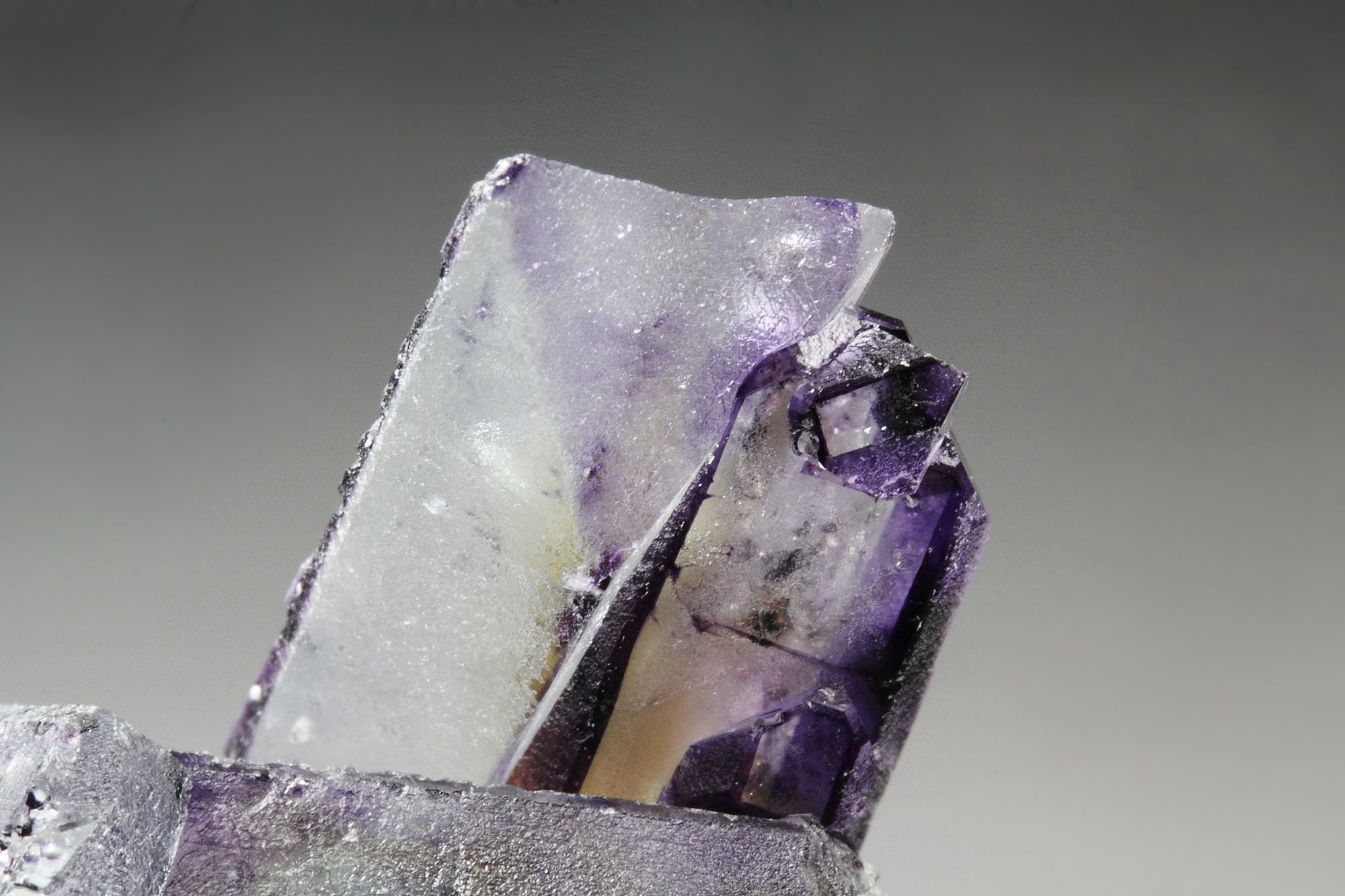 Quebul Fine Minerals / new find - FLUORITE - SPINEL LAW TWIN