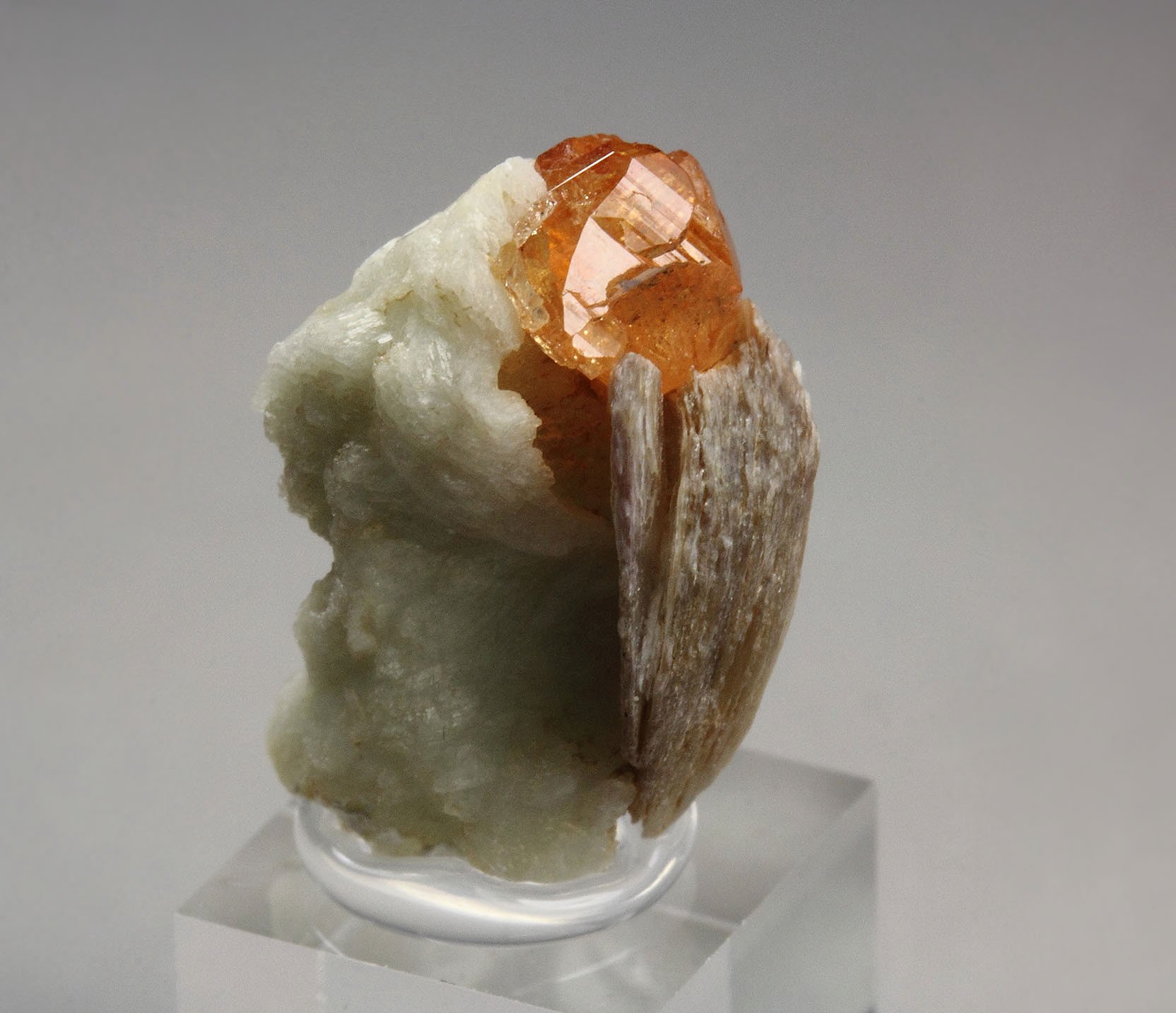 gem GARNET var. SPESSARTINE, MUSCOVITE