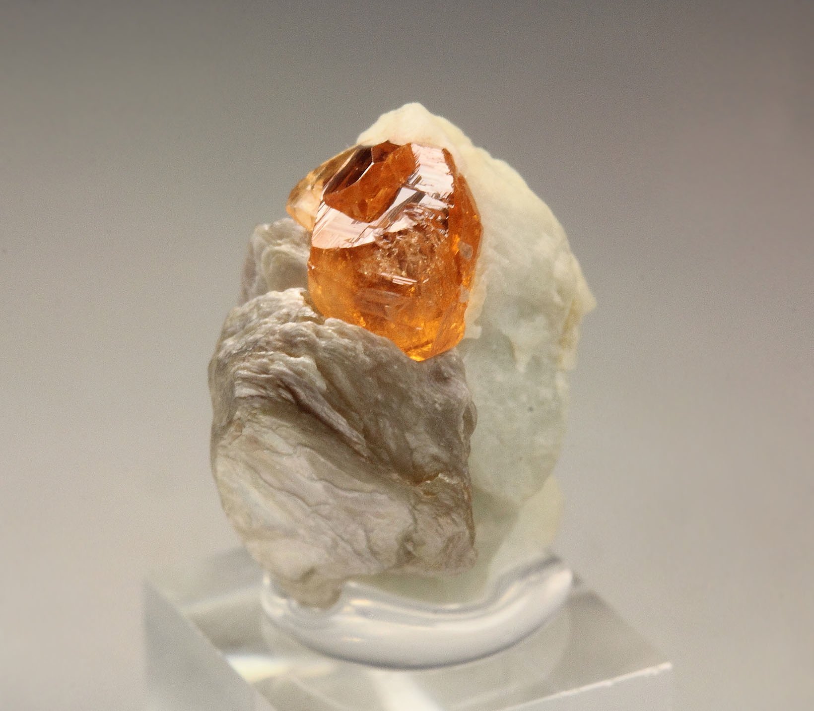 gem GARNET var. SPESSARTINE, MUSCOVITE