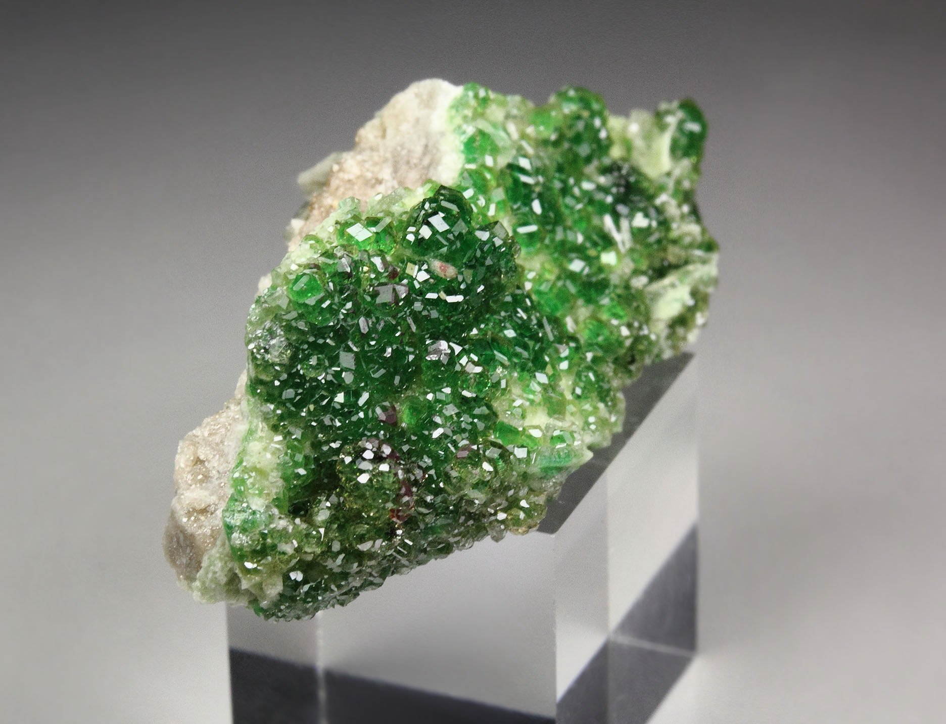 gem GARNET var. GROSSULAR var. CHROMIAN, CHROMITE, DIOPSIDE