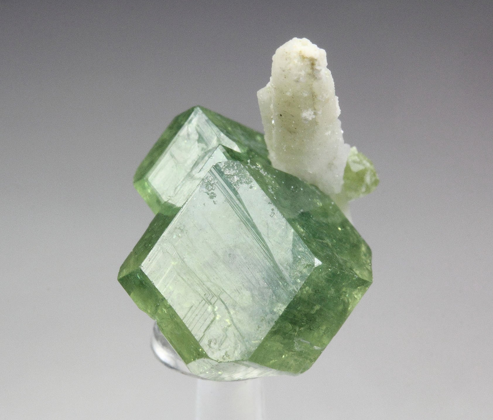 gem GARNET var. ANDRADITE var. DEMANTOID, QUARTZ