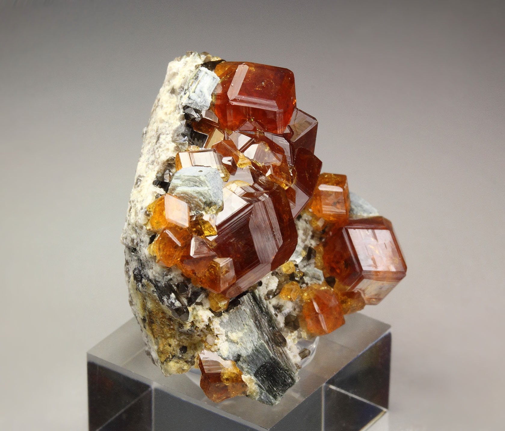 gem GARNET var. SPESSARTINE, MUSCOVITE