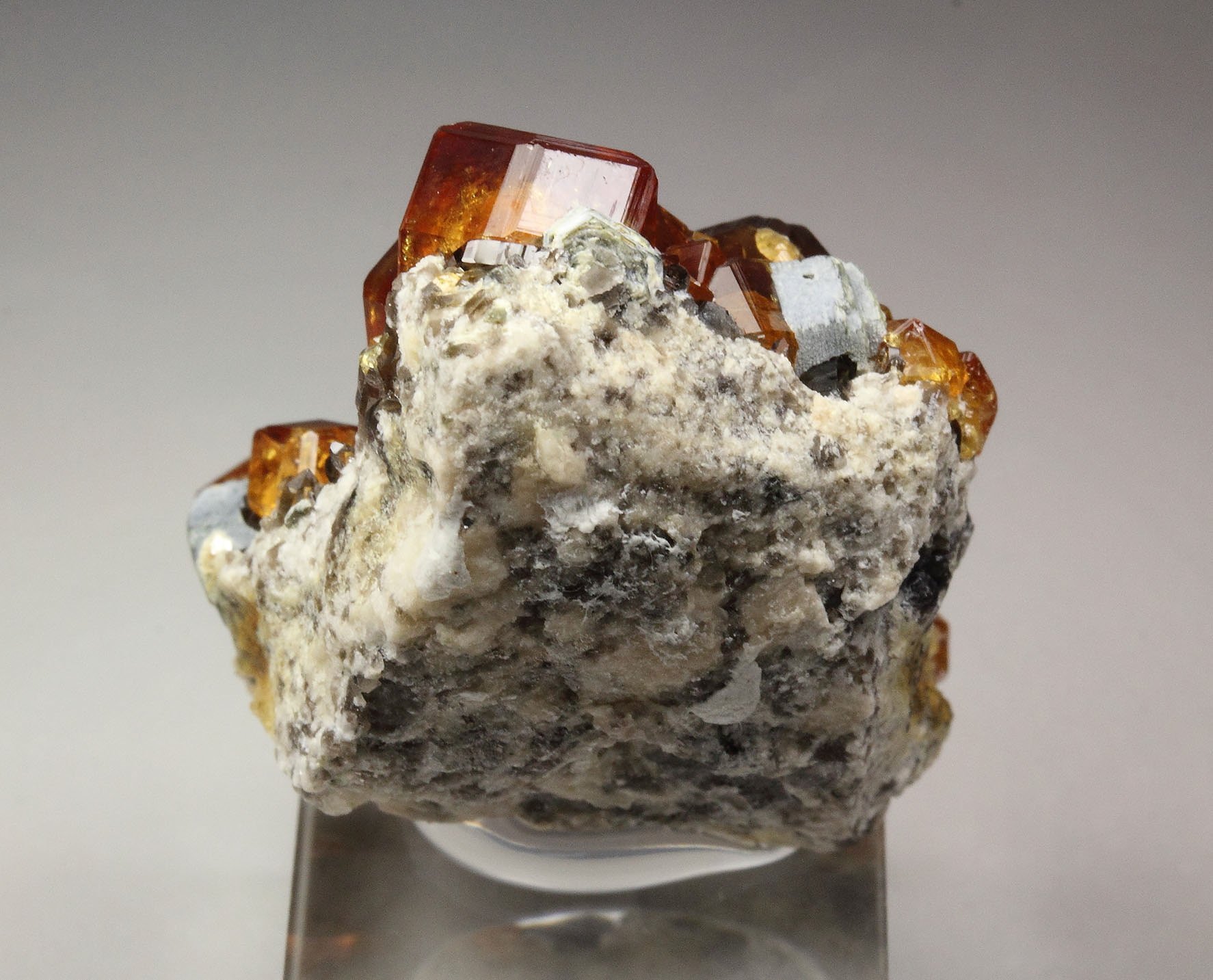 gem GARNET var. SPESSARTINE, MUSCOVITE