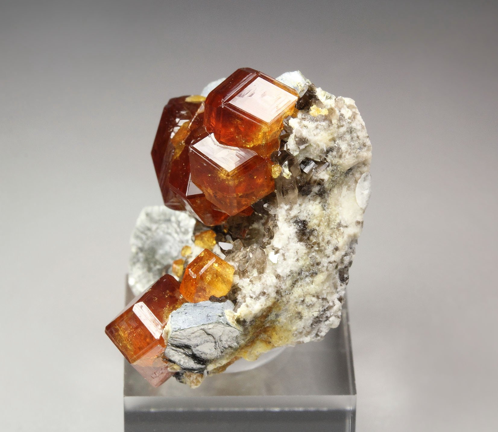 gem GARNET var. SPESSARTINE, MUSCOVITE