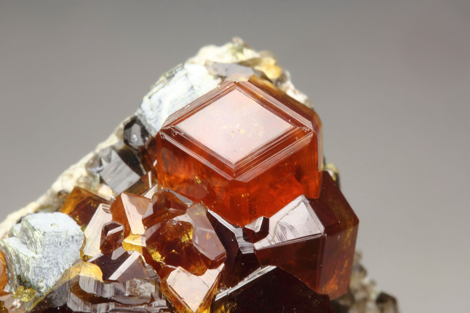 gem GARNET var. SPESSARTINE, MUSCOVITE