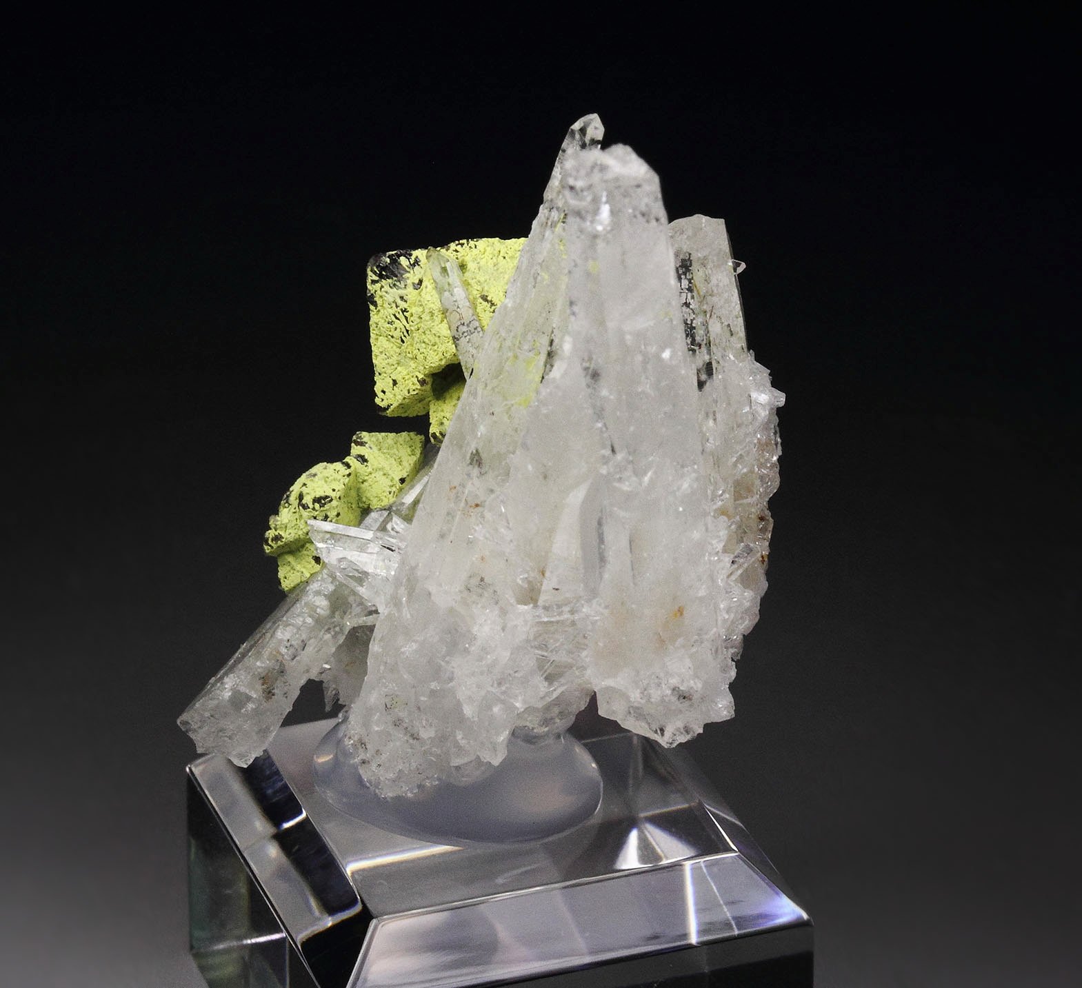 SCHEELITE, STOLZITE, QUARTZ