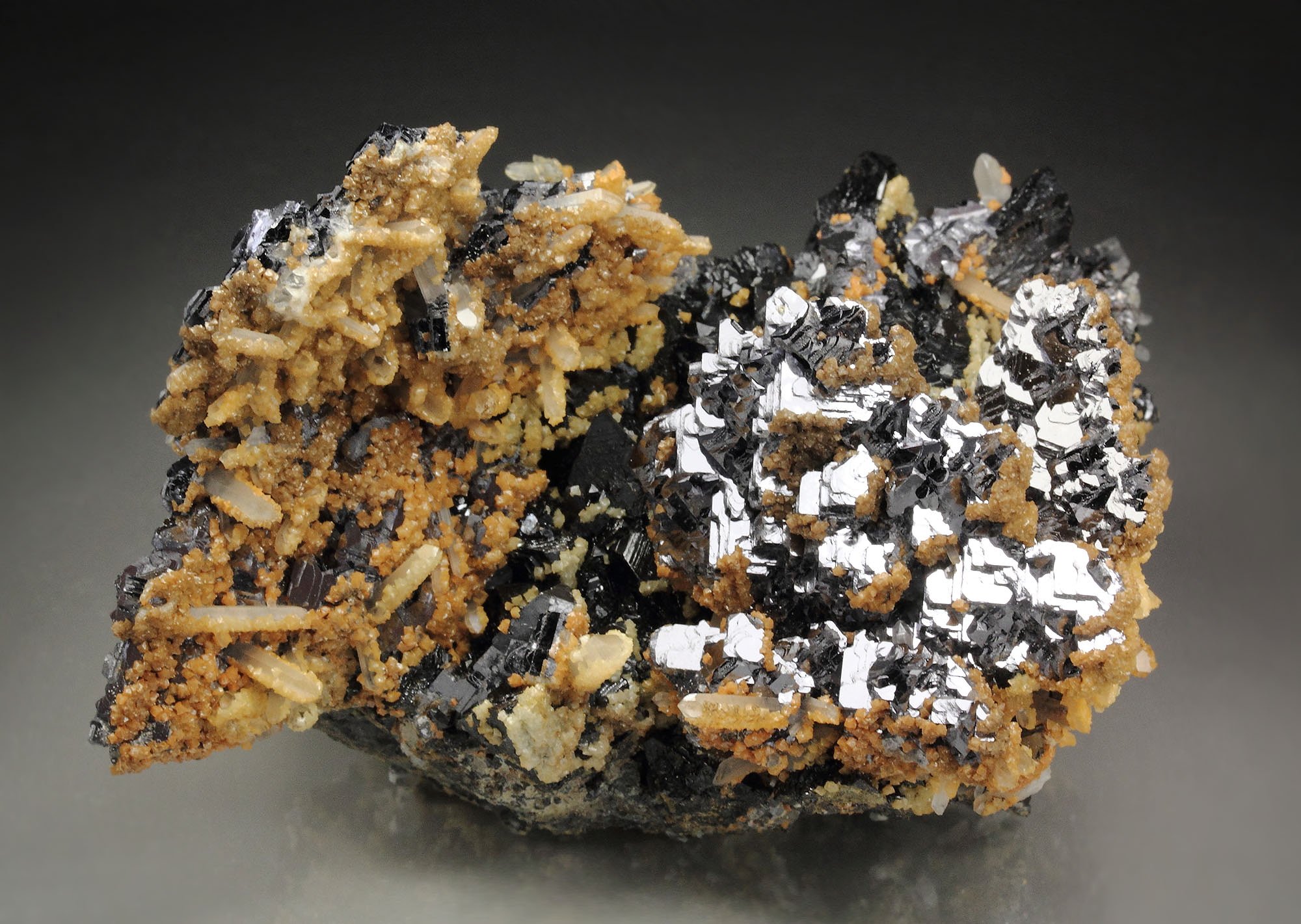 GALENA - SPINEL LAW TWIN, QUARTZ, SPHALERITE, SIDERITE