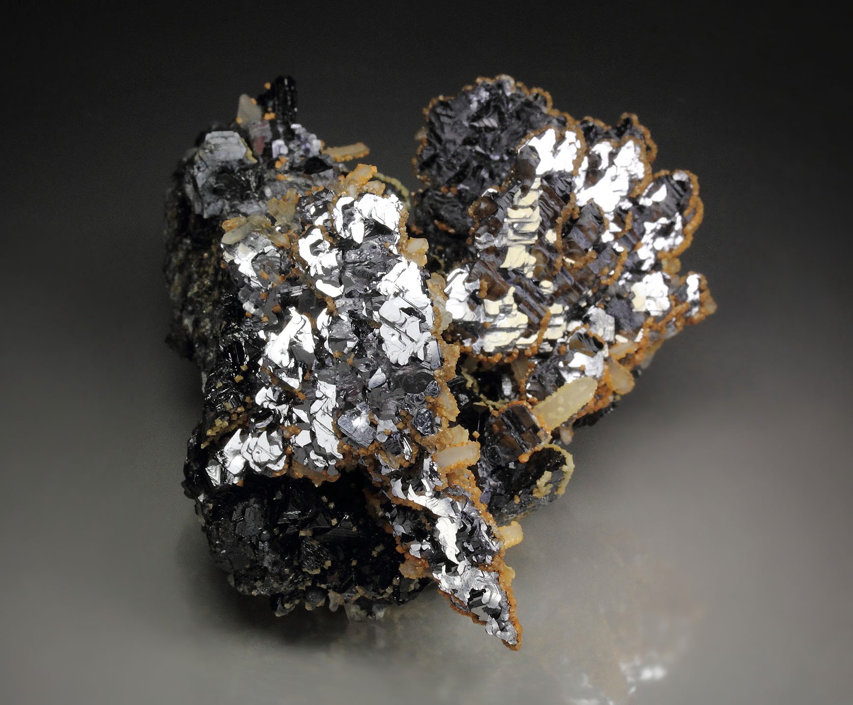 GALENA - SPINEL LAW TWIN, QUARTZ, SPHALERITE, SIDERITE