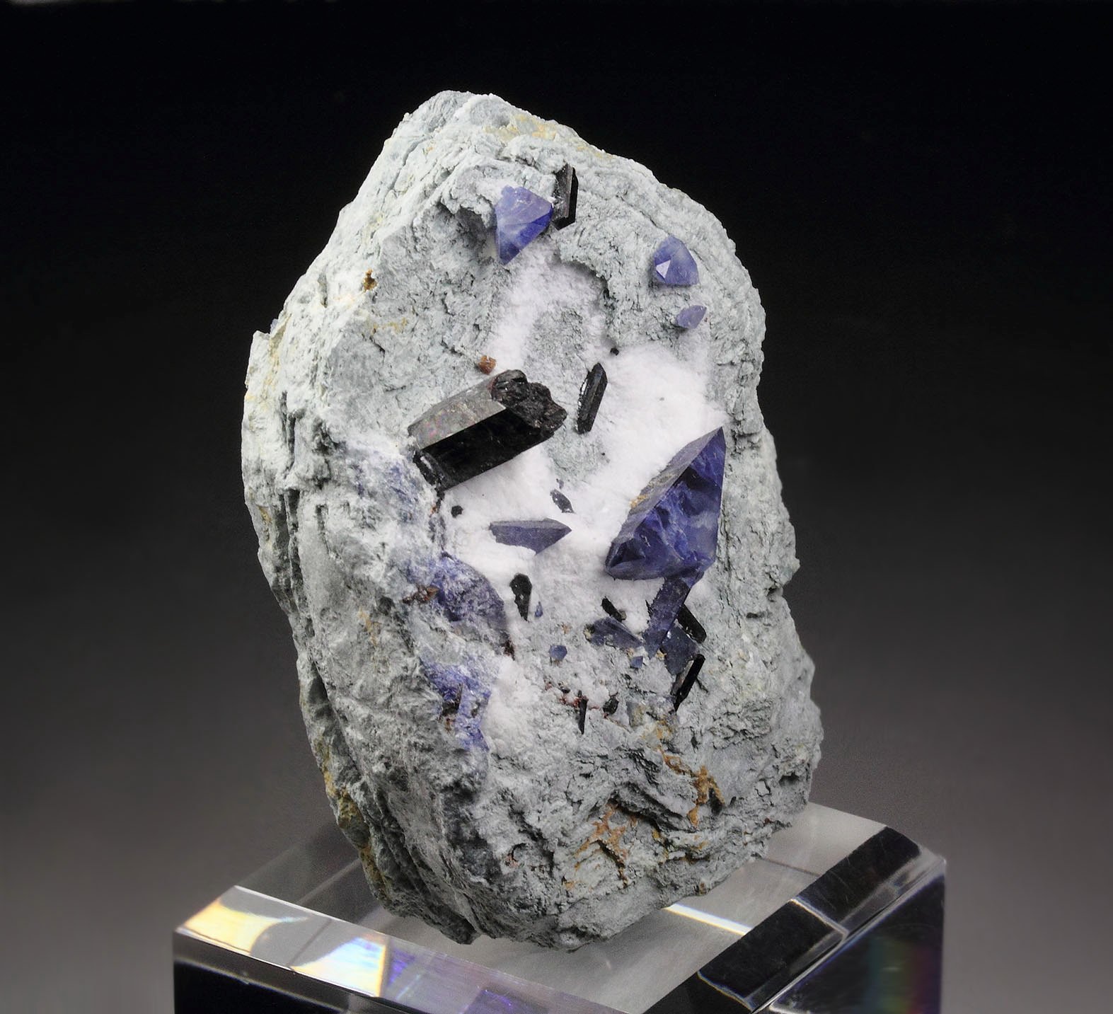 BENITOITE, NEPTUNITE, NATROLITE