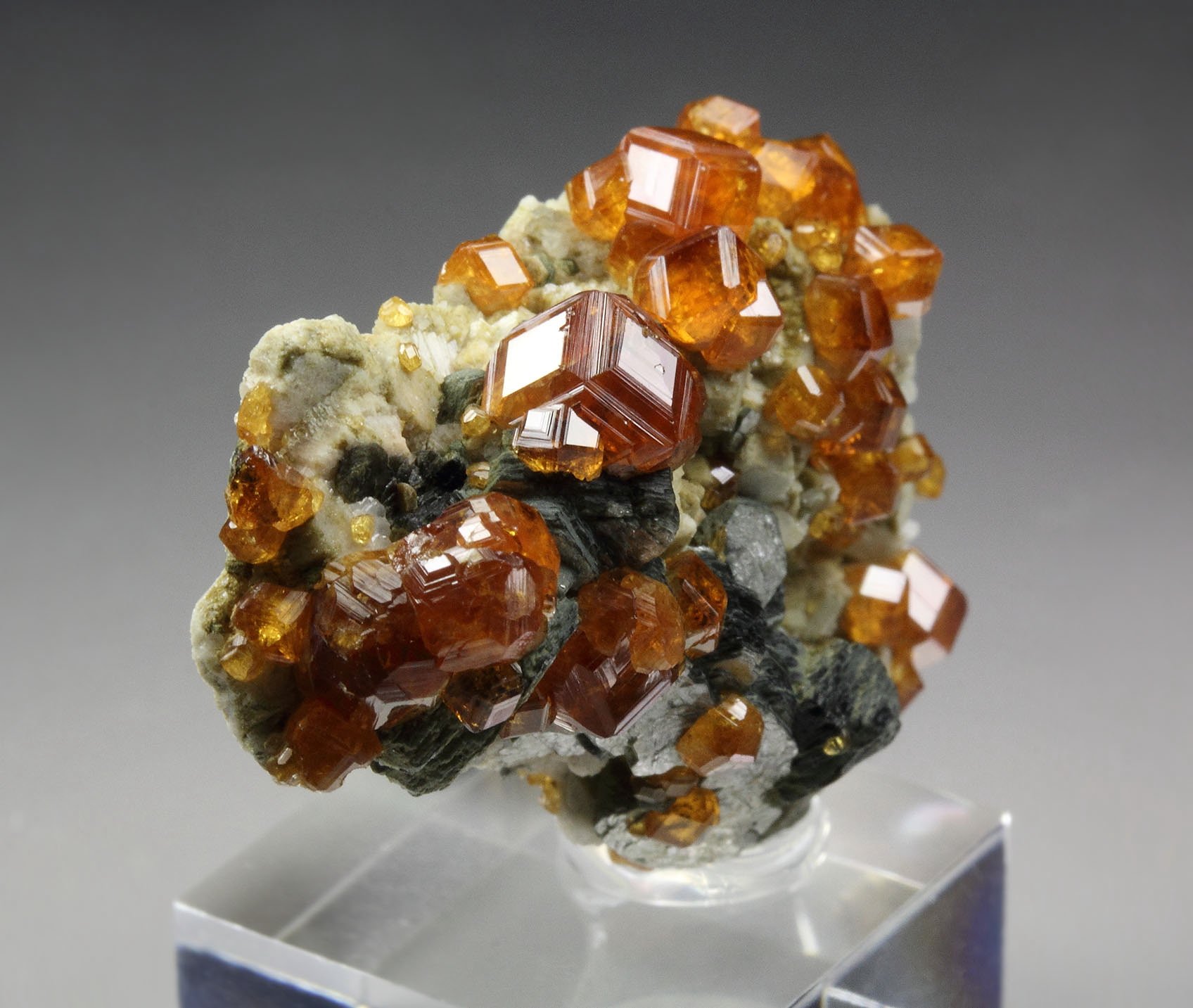 gem GARNET var. SPESSARTINE, MUSCOVITE