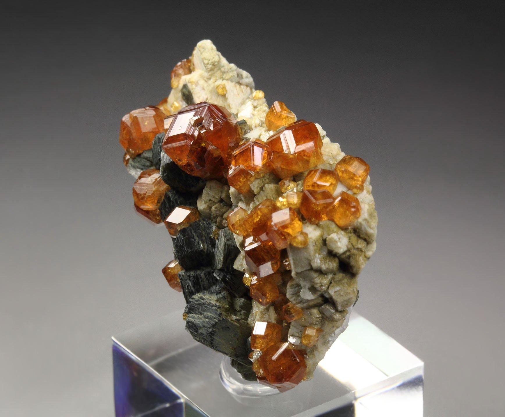 gem GARNET var. SPESSARTINE, MUSCOVITE