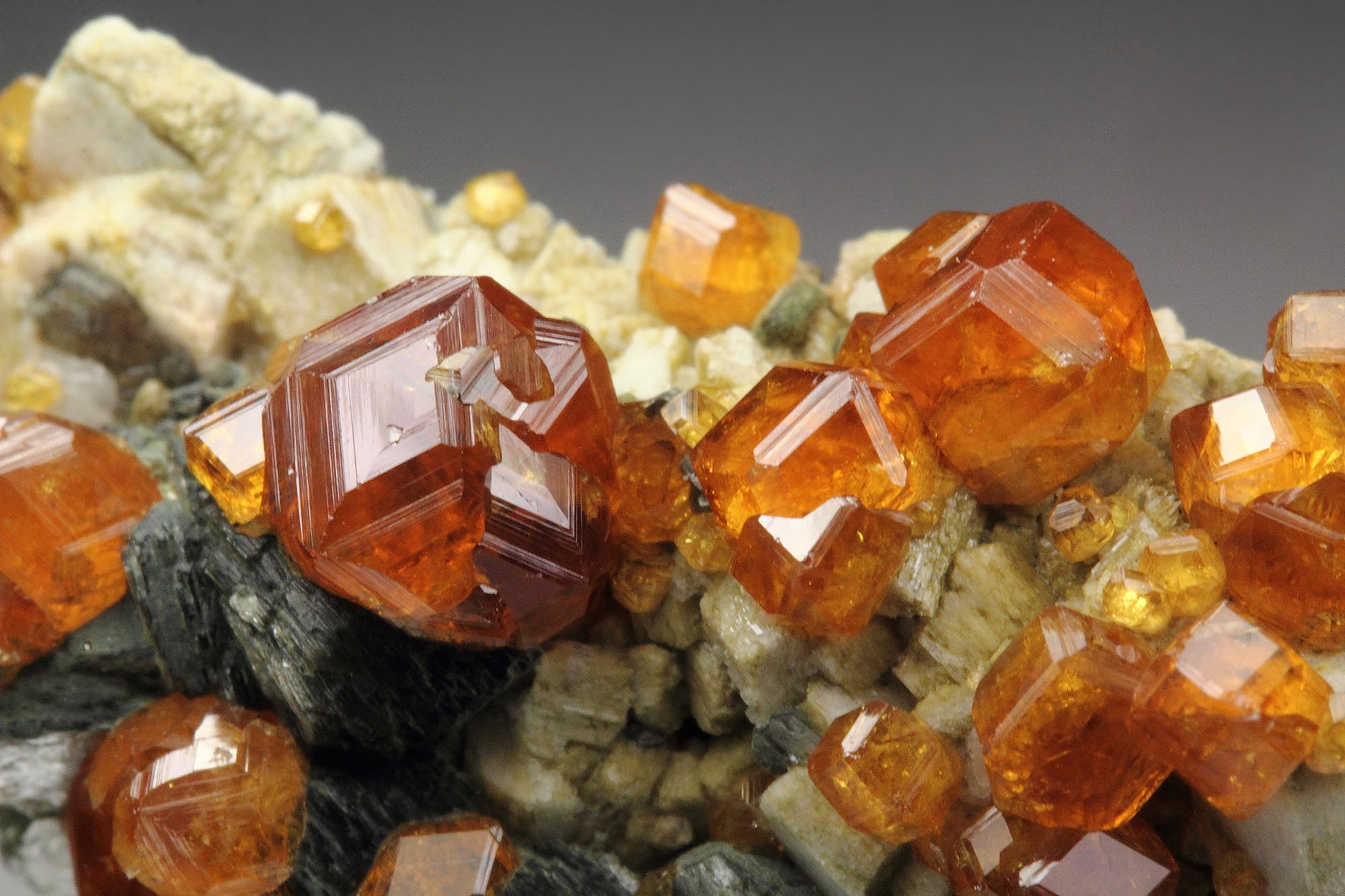 gem GARNET var. SPESSARTINE, MUSCOVITE