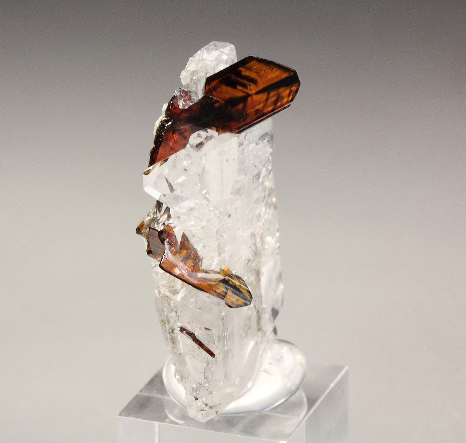BROOKITE, QUARTZ var. FADEN
