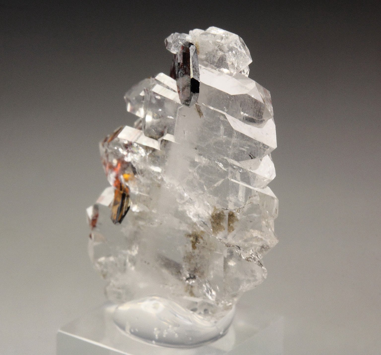 BROOKITE, QUARTZ var. FADEN
