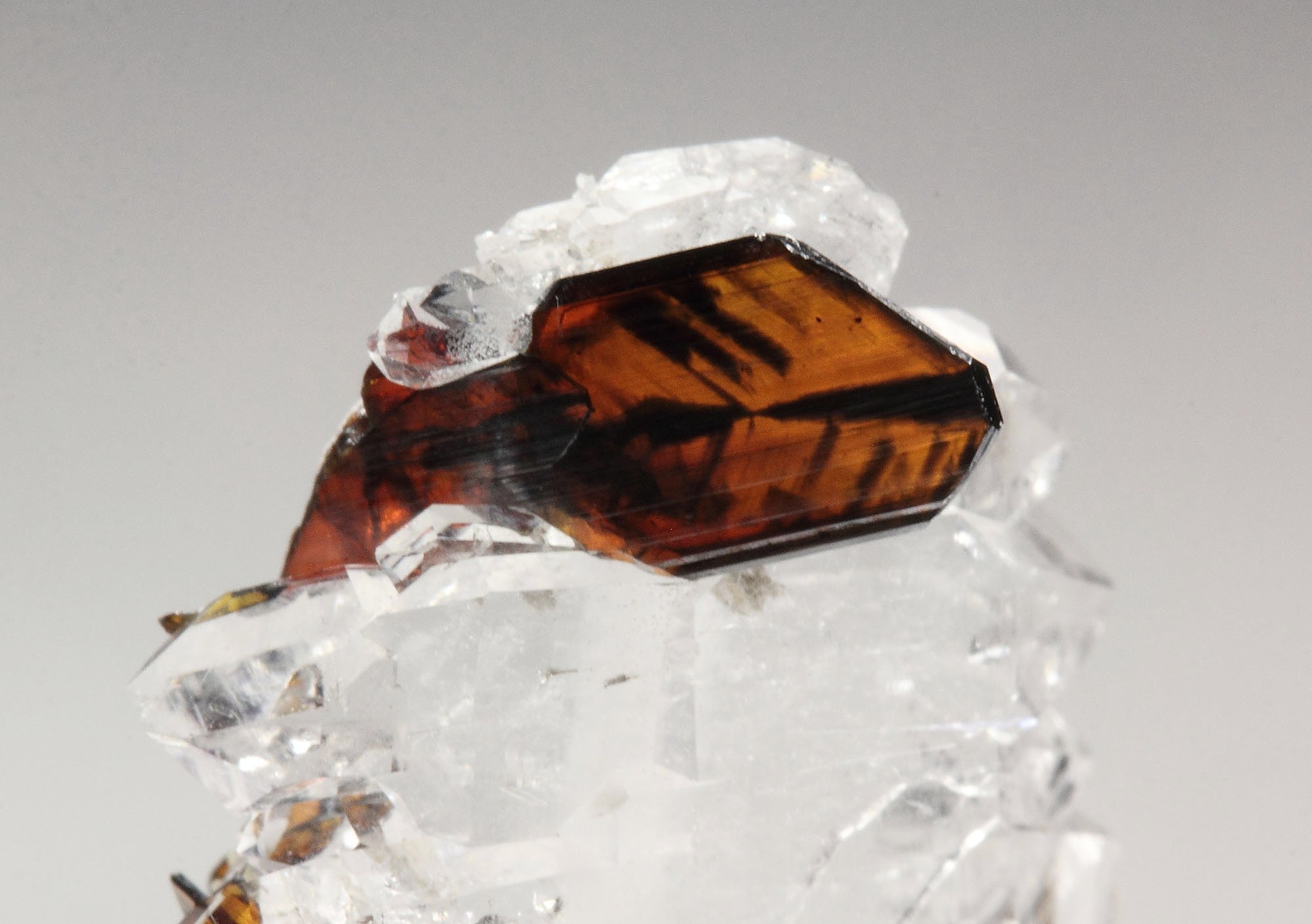 BROOKITE, QUARTZ var. FADEN